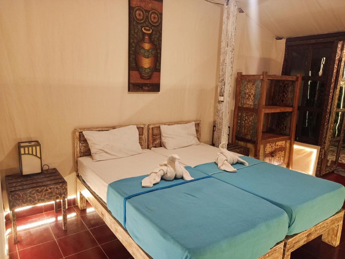 ฟังกี้เพลซ Hostel โลวินา ภายนอก รูปภาพ