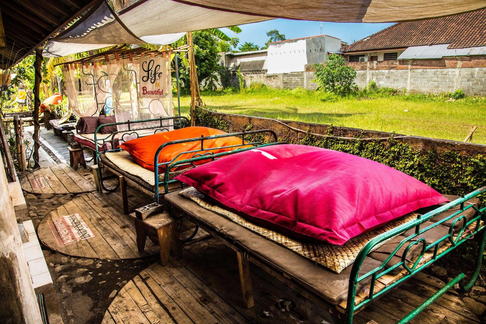 ฟังกี้เพลซ Hostel โลวินา ภายนอก รูปภาพ